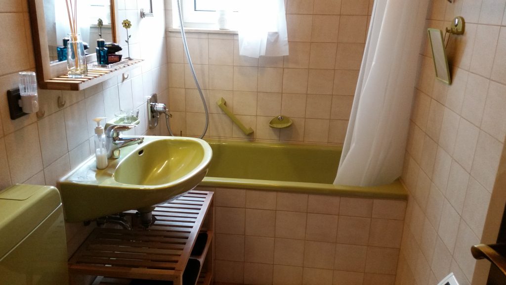 Bad mit WC/Badewanne/Dusche